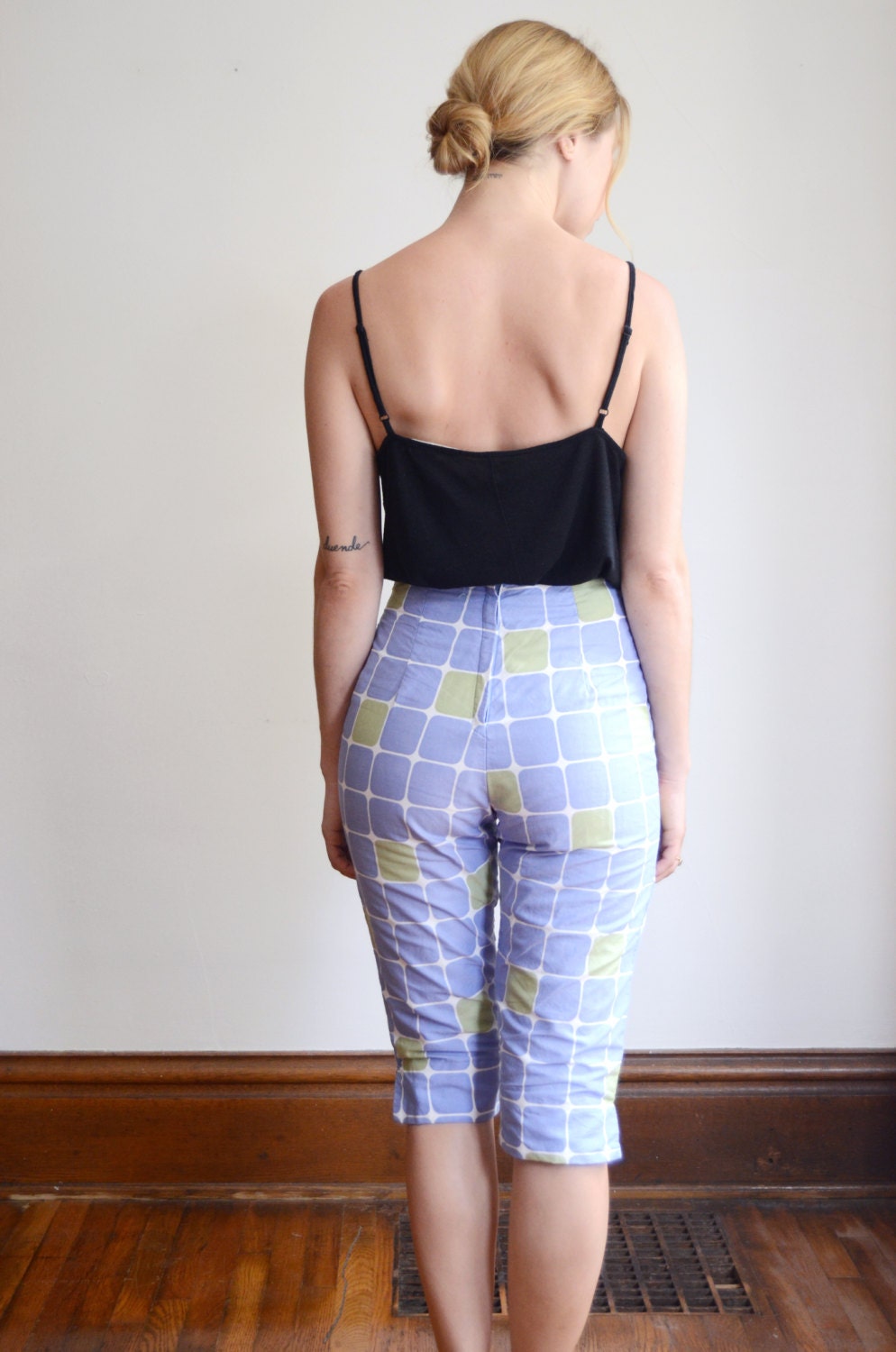 dark blue capri pants