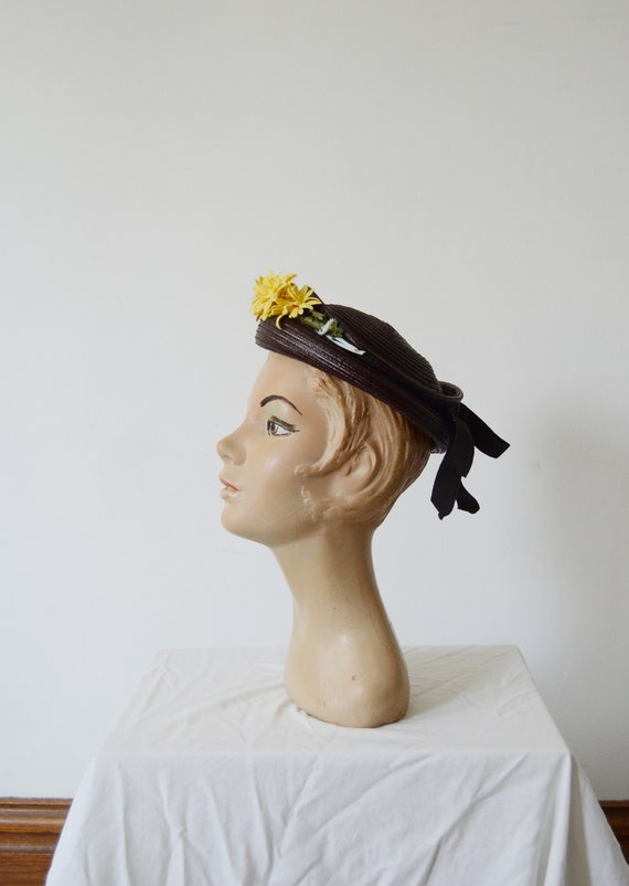 1930s Brown Straw Hat with Yellow Flower - image 5