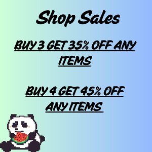 Peut inclure: Une image promotionnelle avec un fond d&eacute;grad&eacute; bleu et vert. Le texte "Shop Sales" est en haut, suivi de "BUY 3 GET 35% OFF ANY ITEMS" et "BUY 4 GET 45% OFF ANY ITEMS". Un panda pix&eacute;lis&eacute; mangeant une past&egrave;que est en bas &agrave; gauche.