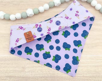 Bandana reversible para perro con estampado de arándanos y doble cierre a presión – Accesorio para mascotas