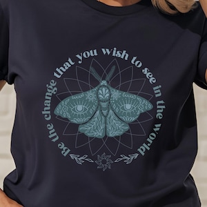 Bądź zmianą, którą chcesz zobaczyć na świecie - koszulka, inspirujące cytaty, joga, medytacja, mandala, lotos, hamsa, afirmacje, buddyzm
