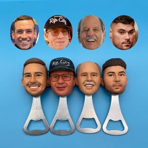Puede incluir: Cuatro abridores de botellas con caras, cada uno con un abridor plateado y una cabeza esculpida. Uno lleva una gorra "Rip City". El fondo es azul claro liso.