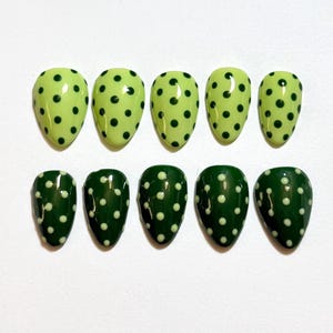 Uñas postizas de lunares bitono: esquema de color verde hoja, diseños sencillos, uñas matcha