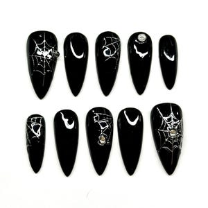 Silver Spiderweb Black Stiletto Press On Nails: Minimalistisk Mörk Halloween, Grunge Designs, Häxnaglar, Oktober Höst Spooky, Medium Stiletto