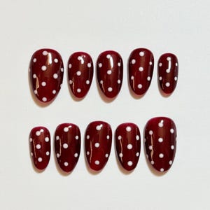 Uñas postizas con lunares en rojo rubí y blanco: diseño de uñas para el día a día, colores burdeos otoñales, rojo intenso, uñas gelatinosas