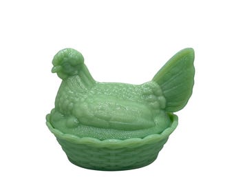 Vintage jadeietgroen melkglas met kip op een nest afgedekte schaal gevlochten, tweedelig
