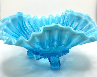 Tigela vintage em vidro artístico opalescente azul Sowerby Piasa com pé em formato de pássaro.