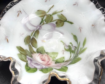 Cuenco antiguo de cristal artístico Fenton pintado a mano con escudo plateado y escudo Charleston Rose.