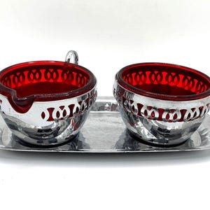 Vintage silverfärgad socker- och gräddkanna med rubinröda glasinsatser
