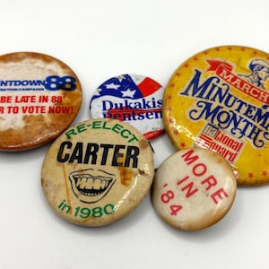 Assortiment d'épinglettes politiques anciennes de collection