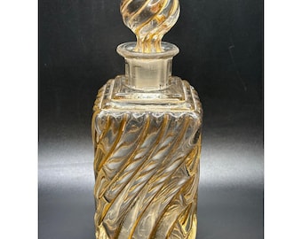 Frasco de perfume antiguo de cristal Baccarat con diseño en espiral y baño de oro francés.