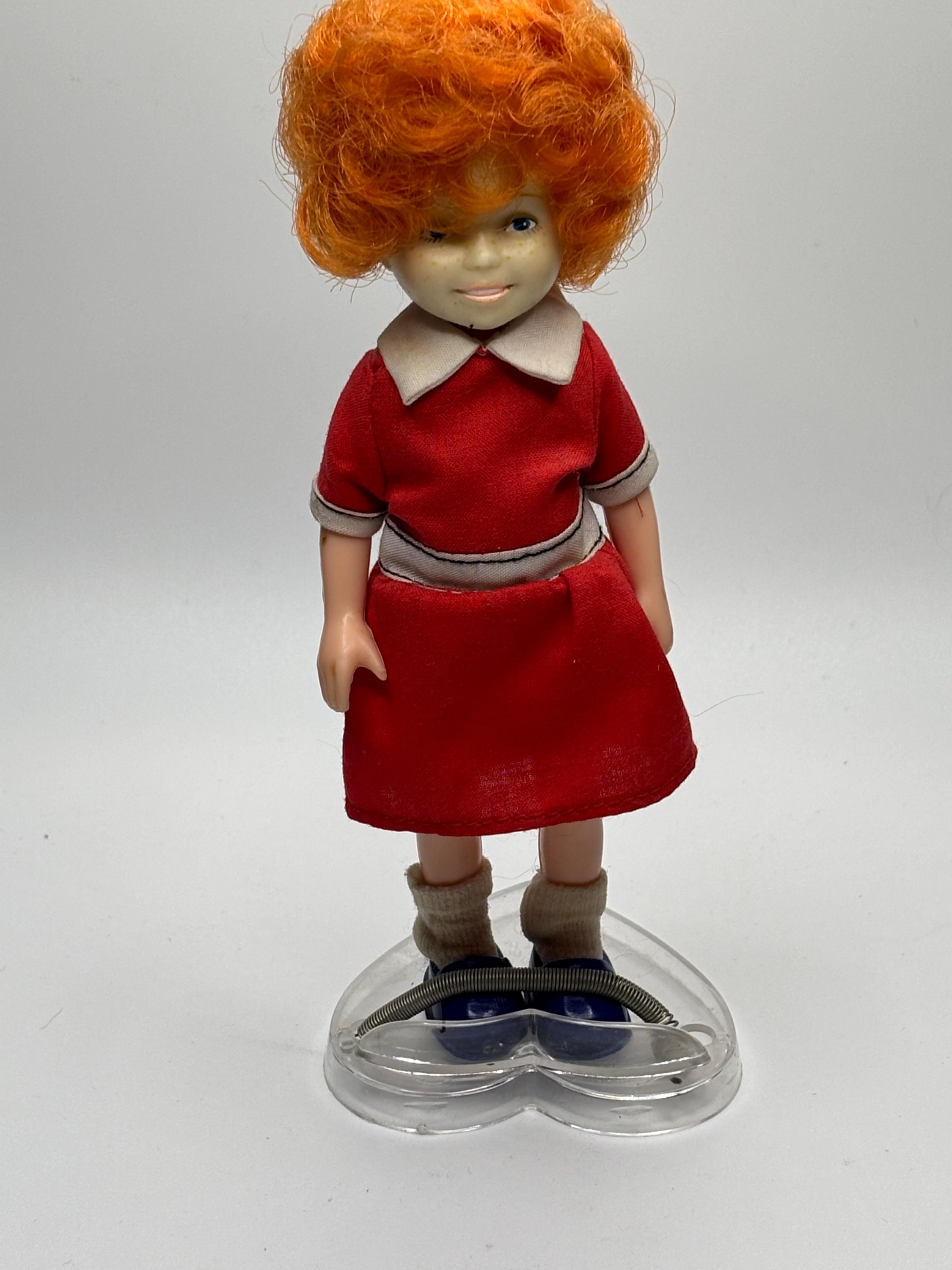 SMIFFYS Costume Da Orfano Cantante Per Bambina Con Abito Rosso E Parrucca – Taglia 10-12 Anni - 5
