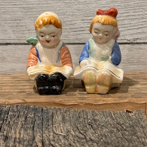 Vintage besetzter Japan Junge und Mädchen lesend S & P