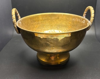 Tigela vintage de latão martelado com alças