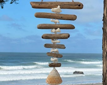 Mobile acchiappasole in legno di deriva della costa californiana con corallo, vetro riciclato e una conchiglia hawaiana unica.