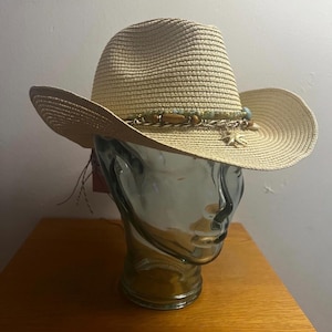 Coastal Cowgirl Strohhut mit Muschelanhänger & Perlen | Boho Sommer Cowboy Hut | Festival Strand Western Style