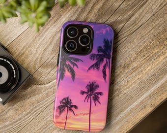 Puede incluir: Una funda de teléfono rosa y morada con un diseño de puesta de sol y palmeras. La funda tiene una protuberancia de cámara elevada con tres lentes.