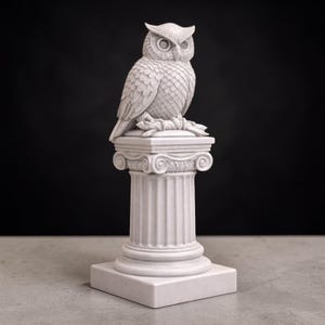 Puede incluir: Una estatua de búho blanco posada sobre una columna clásica. El búho tiene texturas de plumas detalladas y ojos grandes y redondos. La columna presenta intrincados adornos y una base cuadrada.