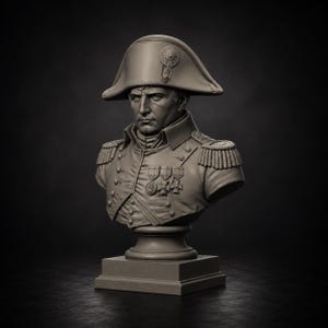 Könnte beinhalten: Detaillierte Büste von Napoleon Bonaparte, in einem neutralen Grauton modelliert. Die Skulptur zeigt Napoleon in seiner Militäruniform, komplett mit Zweispitzhut, Medaillen und Epauletten. Die Büste ist auf einem rechteckigen Sockel montiert.