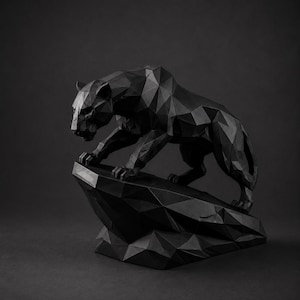 以下が含まれることがあります： 黒い幾何学的なパンサーの彫刻で、岩のような台座の上に配置されています。パンサーの形は、角張った平面から構成されており、モダンで抽象的な美学を作り出しています。彫刻は無地の黒色で、マット仕上げです。