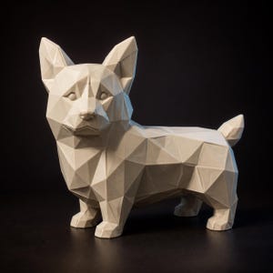 Può includere: Una scultura geometrica low-poly bianca che raffigura un cane Corgi. La figura presenta sfaccettature angolari nette che definiscono le orecchie, il muso e la forma del corpo, in posizione di profilo con una coda corta e appuntita.