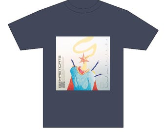 Op de afbeelding: Een marineblauw t-shirt met een grafische print van een kleurrijk, abstract wezen met een ster op zijn hoofd. De tekst "MASTICATE" is verticaal gedrukt aan de linkerkant van de print.