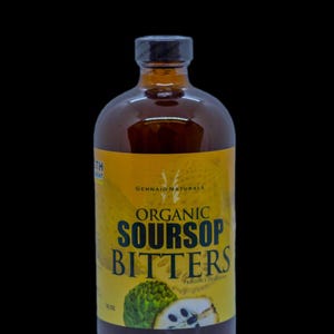 Puede incluir: Una botella de vidrio de amargos de guan&aacute;bana org&aacute;nica con una etiqueta amarilla que dice "Organic Soursop Bitters" y "Gennaio Naturals". La botella est&aacute; sobre un fondo negro.