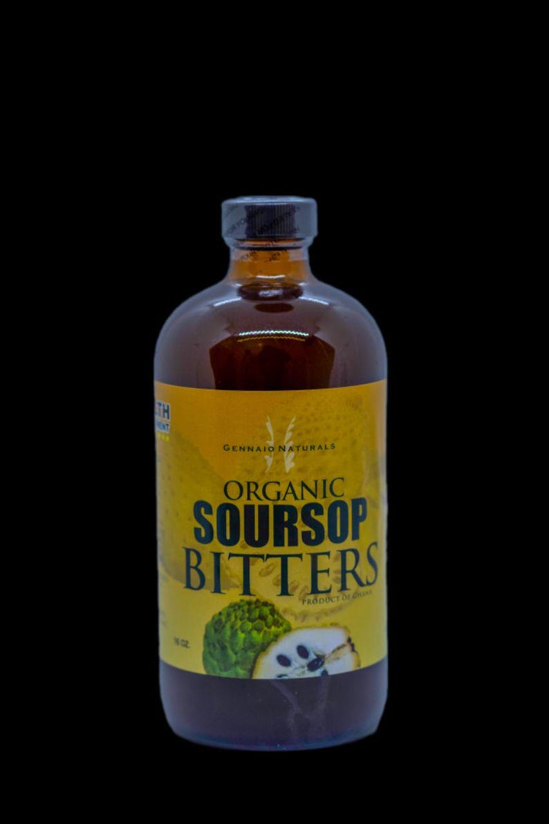 Puede incluir: Una botella de vidrio de amargos de guan&aacute;bana org&aacute;nica con una etiqueta amarilla que dice "Organic Soursop Bitters" y "Gennaio Naturals". La botella est&aacute; sobre un fondo negro.
