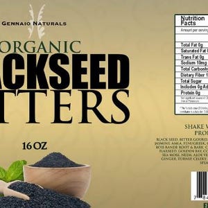 Puede incluir: Una botella de 473 ml de amargos de semillas negras org&aacute;nicos, un producto de Ghana. La botella est&aacute; etiquetada con el nombre de la marca "Gennaio Naturals" y una lista de ingredientes que incluyen semillas negras, calabaza amarga, canela, hojas de curry, jazm&iacute;n, amla, alholva, ajo, corteza de abochi, acal, ra&iacute;z y corteza de bois bande, cerasee, achicoria, cayena, linaza, bah&iacute;a dorada, cilantro, or&eacute;gano, maca, musgo marino, neem, aloe vera, hojas de mango, hinojo, jengibre, nabo, apio, miel, s&eacute;samo, tamarindo, hierbabuena y granada. La botella est&aacute; sobre una superficie marr&oacute;n.