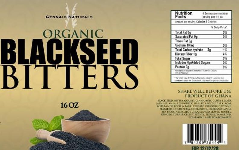 Puede incluir: Una botella de 473 ml de amargos de semillas negras org&aacute;nicos, un producto de Ghana. La botella est&aacute; etiquetada con el nombre de la marca "Gennaio Naturals" y una lista de ingredientes que incluyen semillas negras, calabaza amarga, canela, hojas de curry, jazm&iacute;n, amla, alholva, ajo, corteza de abochi, acal, ra&iacute;z y corteza de bois bande, cerasee, achicoria, cayena, linaza, bah&iacute;a dorada, cilantro, or&eacute;gano, maca, musgo marino, neem, aloe vera, hojas de mango, hinojo, jengibre, nabo, apio, miel, s&eacute;samo, tamarindo, hierbabuena y granada. La botella est&aacute; sobre una superficie marr&oacute;n.