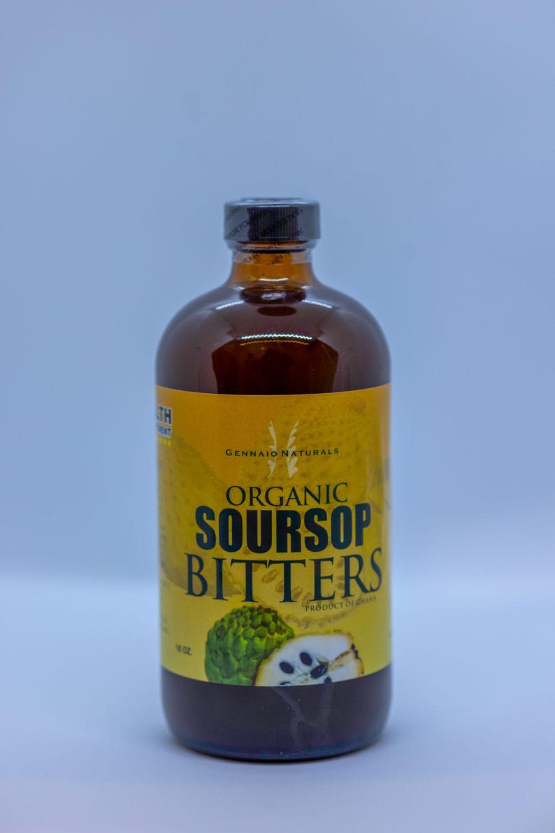 Puede incluir: Una botella de vidrio de amargos de guan&aacute;bana org&aacute;nica, con una etiqueta amarilla que dice "Organic Soursop Bitters" y "Gennaio Naturals". La botella est&aacute; llena de un l&iacute;quido marr&oacute;n oscuro.