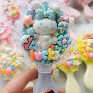 Bolsa misteriosa para cepillos de pelo hechos a mano/Cepillos de pelo Sanrio/Hechos a mano/Regalo de Navidad/Regalo para niños/Estilo de dibujos animados/Regalo de cumpleaños