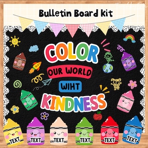 Puede incluir: Un kit de tablón de anuncios con fondo negro y una guirnalda de banderines coloridos en la parte superior. El texto dice "COLOR OUR WORLD WIHT KINDNESS" en letras multicolores. El tablero está decorado con dibujos de ceras y garabatos.