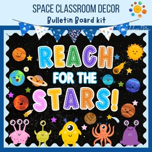 Può includere: Un kit per bacheca a tema spaziale con il testo REACH FOR THE STARS in lettere colorate in stile cucitura. Lo sfondo nero è decorato con pianeti, stelle, una cometa e cinque personaggi alieni colorati e unici nel loro genere.