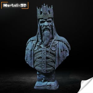 Può includere: Busto dettagliato di un re con lunga barba e corona. La scultura è di colore blu-grigio scuro e presenta dettagli intricati sugli abiti e sulla corona. Il busto è montato su una base con teschi. Il testo "Mortalix3D" è in alto a sinistra.