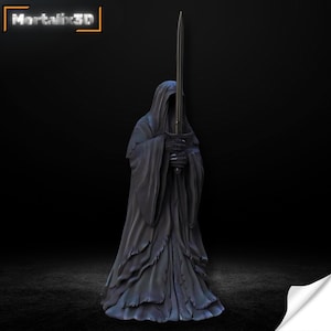 Può includere: Una figura grigio scuro in una veste con cappuccio che tiene una spada. La figura non ha un volto visibile e si trova su una superficie scura. Il testo "Mortalix3D" è visibile.