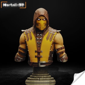Op de afbeelding: Een gedetailleerde buste van het personage Scorpion uit Mortal Kombat. De figuur heeft een geel en bruin kleurenschema, met een kapmasker en harnas. De figuur is gemonteerd op een stenen voetstuk, met het Mortalix3D-logo linksboven.