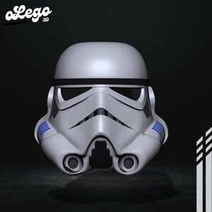 以下が含まれることがあります： 黒と青のディテールが施された白いプラスチック製のスターウォーズ・ストームトルーパーのヘルメット。ヘルメットには黒いバイザーと黒いマウスピースが付いています。