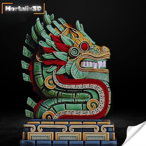 Op de afbeelding: Een gedetailleerde, kleurrijke sculptuur van een slangachtige godheid, met groene, rode en gouden accenten. De sculptuur heeft ingewikkelde patronen en is gemonteerd op een rechthoekige basis met een donkere achtergrond. De tekst "Mortalix3D" staat in de linkerbovenhoek.