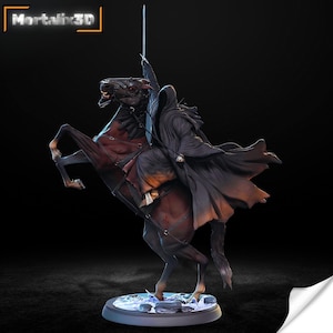 Può includere: Statuetta dettagliata di un cavaliere incappucciato a cavallo, che tiene una spada in alto. Il cavaliere è avvolto in abiti scuri e il cavallo è di colore marrone scuro. La base della statuetta ha un design blu e bianco. Il testo "Mortalix3D" è in alto a sinistra.