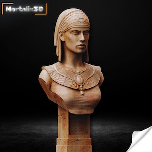 Puede incluir: Busto detallado de un faraón egipcio, en un tono marrón claro. La escultura presenta una cofia, un collar ornamentado y un colgante de escarabajo. El busto está montado sobre un pedestal rectangular con jeroglíficos. El texto "Mortalix3D" está en la esquina superior izquierda.