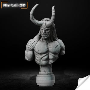 Op de afbeelding: Een grijze buste van een gehoornde humanoïde figuur met lang haar en een gespierd lichaam. De buste is op een voetstuk gemonteerd en heeft ingewikkelde details. De tekst "Mortalix3D" staat in de linkerbovenhoek.