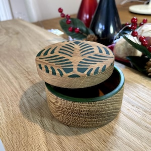 Maceta o joyero de roble hecho a mano - Patrón de incrustaciones de hojas verdes