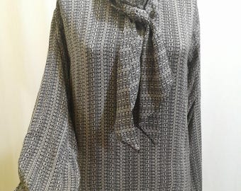 Blusa vintage in pura seta con collo a sciarpa