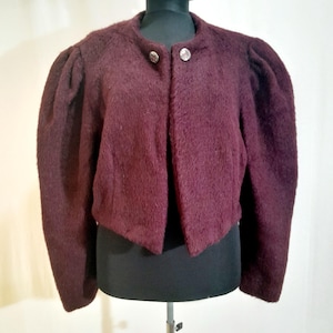 Blazer vintage de lana color rojo rubí de los años 80 con mangas abullonadas.