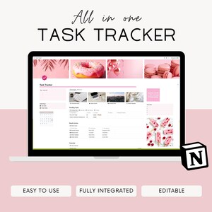 Può includere: Un laptop che mostra un'interfaccia di task tracker rosa e bianca. Lo schermo mostra un calendario, elenchi di attività e immagini di una ciambella, macarons e altri elementi rosa. Il testo sullo schermo recita "All in one TASK TRACKER", "EASY TO USE", "FULLY INTEGRATED" e "EDITABLE".