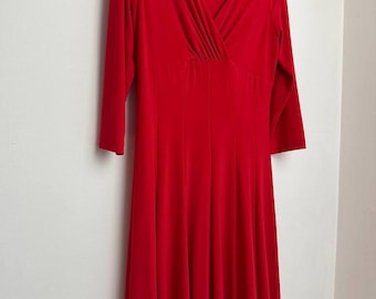 Vestido midi rojo Lauren Ralph Lauren: escote en V plisado, corte entallado y vuelo
