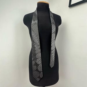 Christian Lacroix Seidenkrawatte, Vintage Designer Krawatte, 1990er Jahre, Schwarz Silber Muster, Rotes Futter, Avantgarde Stil, Geschenk für Vater, Hochzeit Krawatte