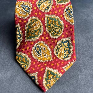 Vintage Christian Dior Seidenkrawatte, Rotes & Grünes Blattmuster, 100% Seide, Elegantes Designer Accessoire, Perfekt für Casual Wear, Geschenk für Ihn