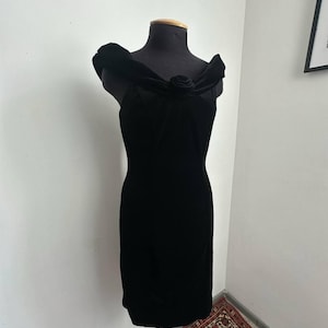 Vestido de coquetel vintage de veludo preto: ombro a ombro com detalhe de rosa, Jintys tamanho 12